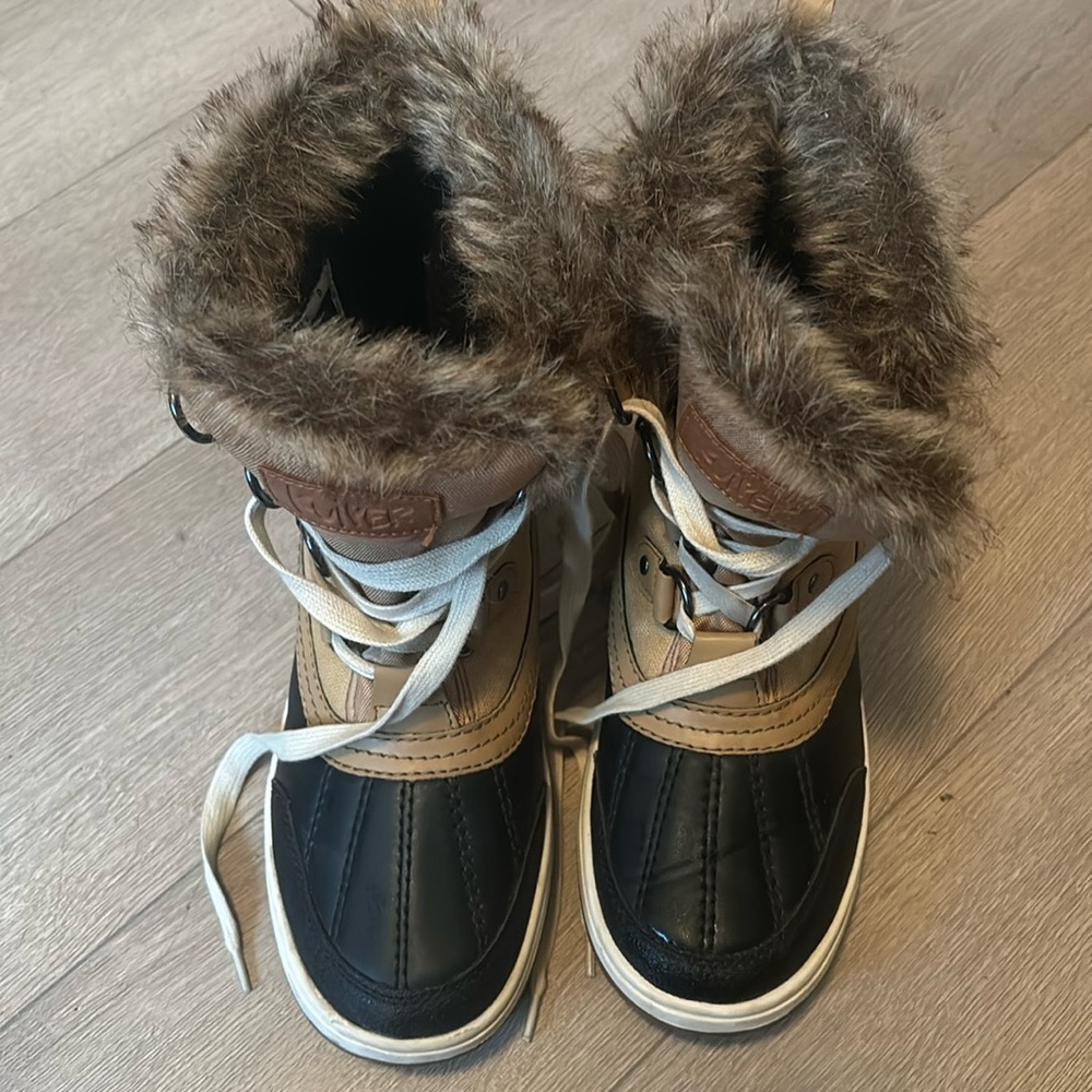NWOT Kuiper Tan and Brown Lace Up Short Winter Boots with Faux Fur
